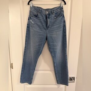 American Eagle Outfitters Light Wash Mom Jean
